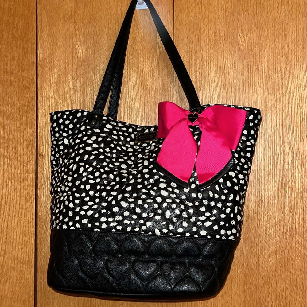 NEW Betsey Johnson heart quilted spotted vegan snap tote removable pink bow EUC